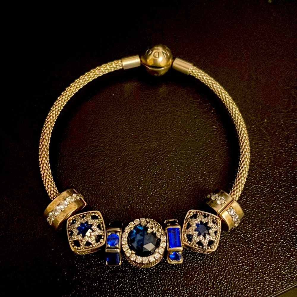 Pandora bracelet with 3 charms 2 clips and 2 separators